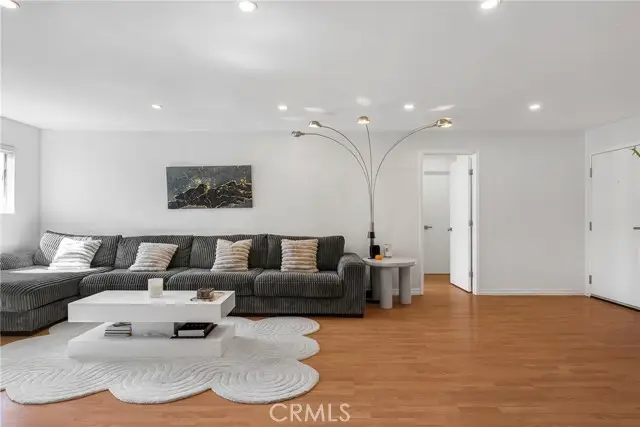 18530 Hatteras Street  #213, Tarzana, CA 91356 - Image #3