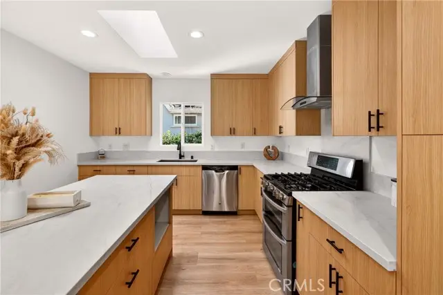 11814 Hesby Street, North Hollywood, CA 91606 - Image #2