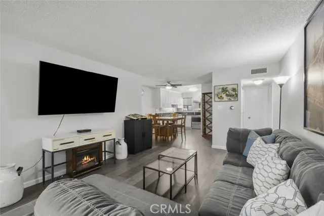 18555 Collins Street  #C18, Tarzana, CA 91356 - #3