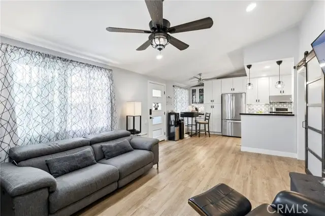 19237 Avenue Of The Oaks  #B, Newhall, CA 91321 - #3