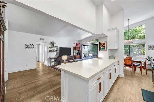 5805 Whitsett Avenue  #201, Valley Village, CA 91607