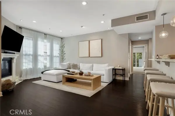 10639 Woodbridge Street  #206, Toluca Lake, CA 91602