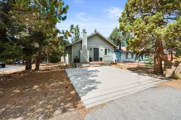 196 Sunset Lane, Sugarloaf, CA 92386