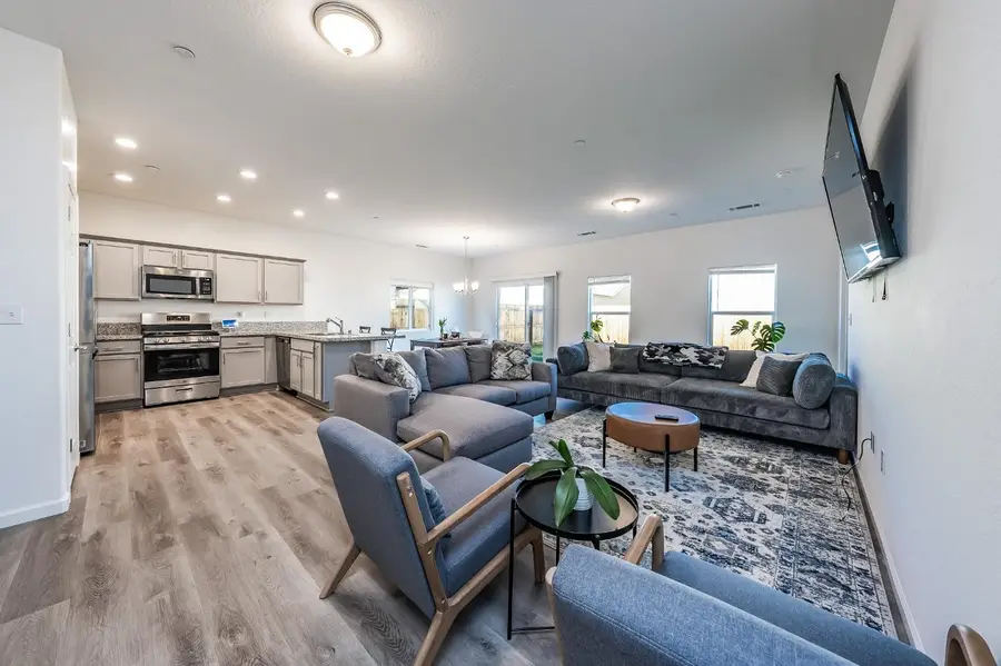 13722 Larkspur Way, Armona, CA 93202 - Image #2