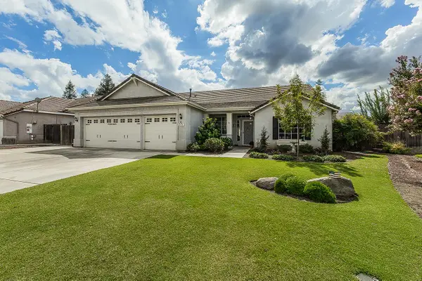 571 E Evergreen Avenue, Reedley, CA 93654