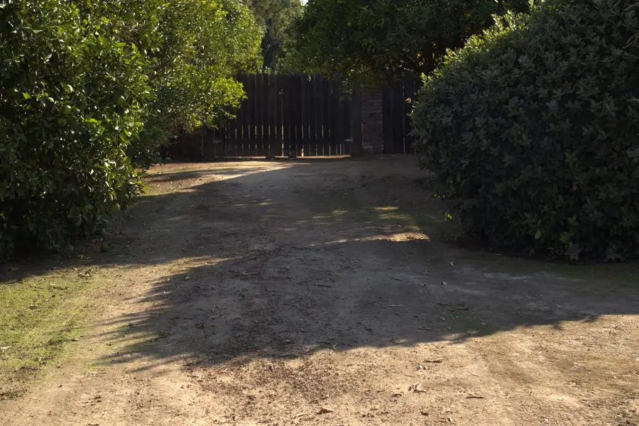 5812 E Midwick Lane, Fresno, CA 93727 - Image #2