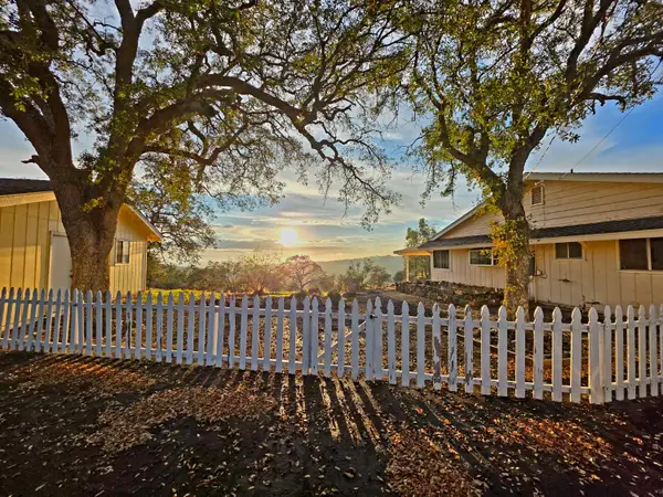 41443 Roaring River Court, Coarsegold, CA 93614