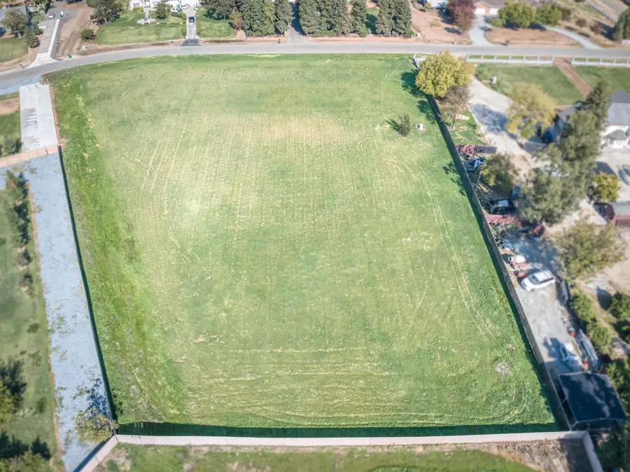 1 E Princeton Avenue, Sanger, CA 93657 - Image #2