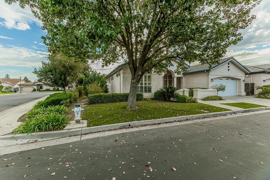 873 E Green Acres Drive, Fresno, CA 93720 - Image #2