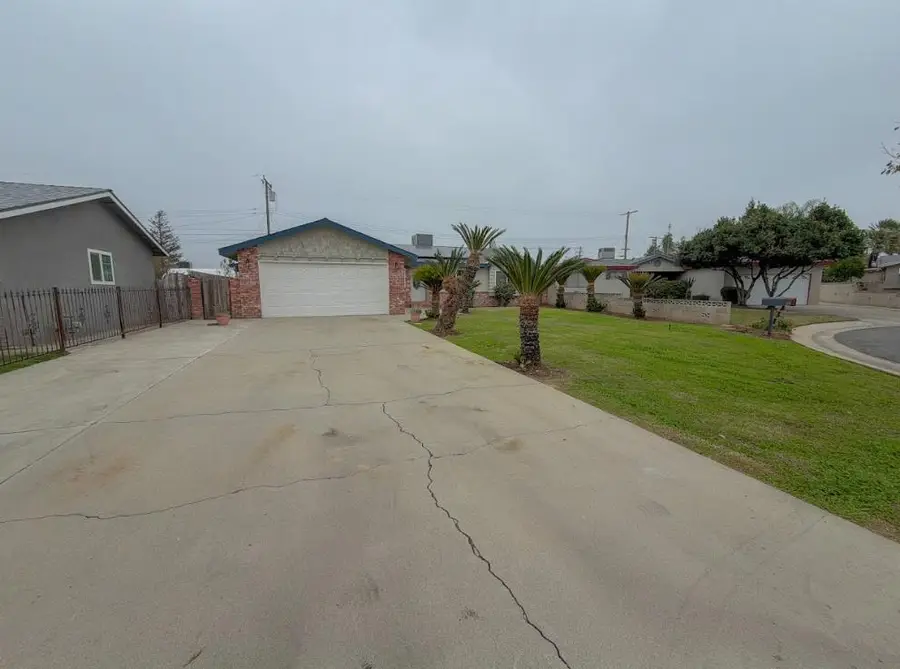 1400 W Oakland Avenue, Tulare, CA 93274 - #3
