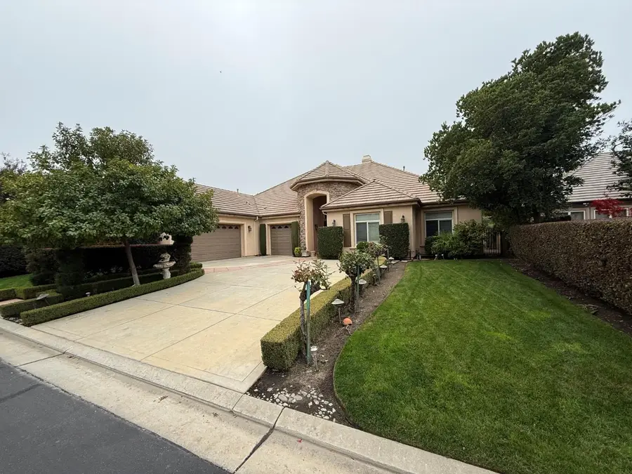 10637 N Lochmoor Lane, Fresno, CA 93730 - Image #2