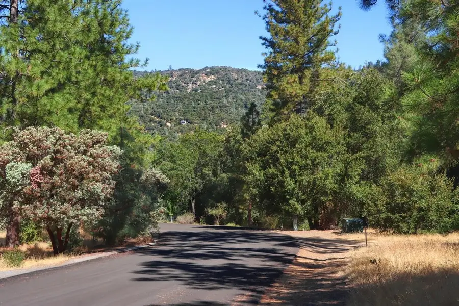 10 Timberwood Lane, Oakhurst, CA 93644 - Image #2