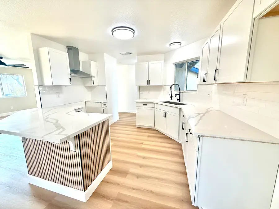 5551 W Acacia Avenue, Fresno, CA 93722 - Image #3