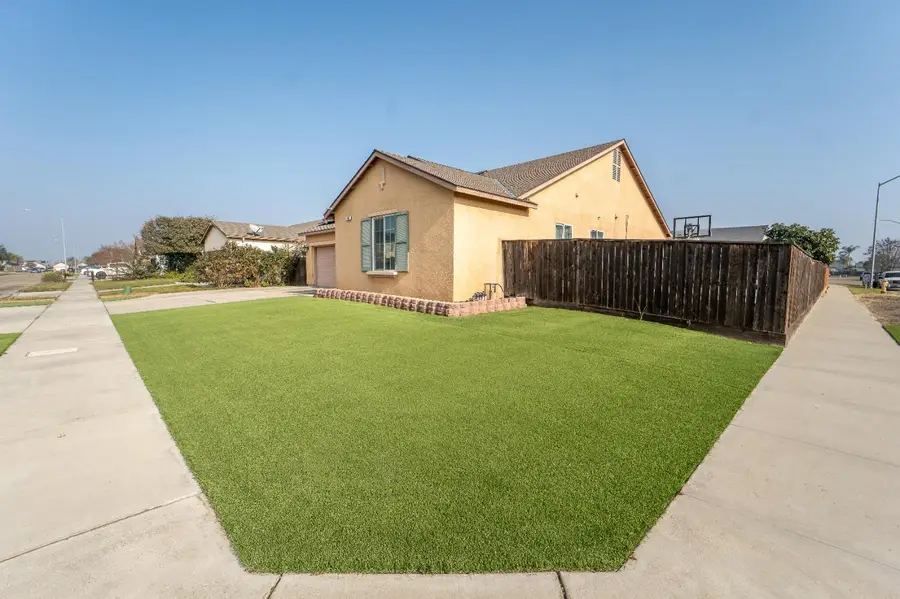 900 Heather, Dinuba, CA 93618 - #3