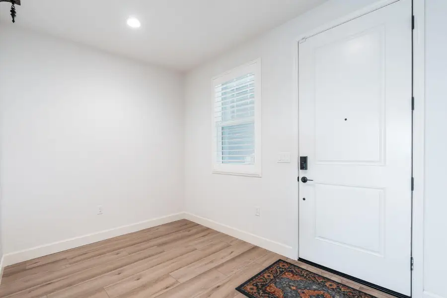 6141 E Peralta Way, Fresno, CA 93727 - Image #2