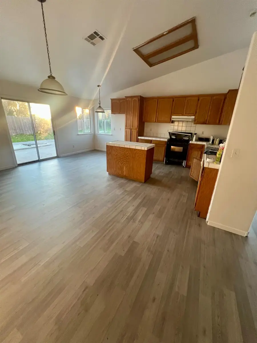 5448 E Kaviland Avenue, Fresno, CA 93727 - Image #3
