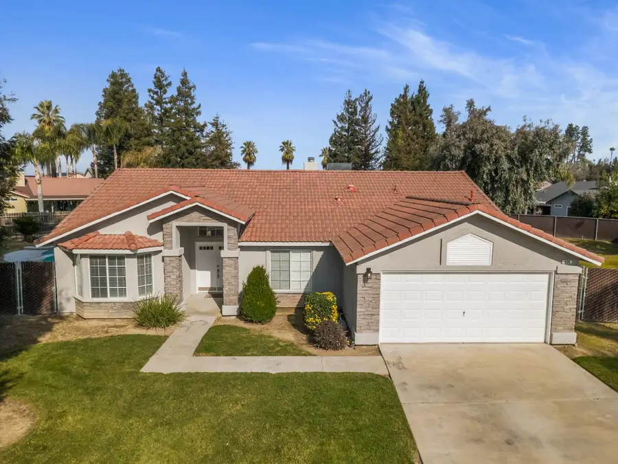 520 S Burgundy Street, Kerman, CA 93630 - Image #2