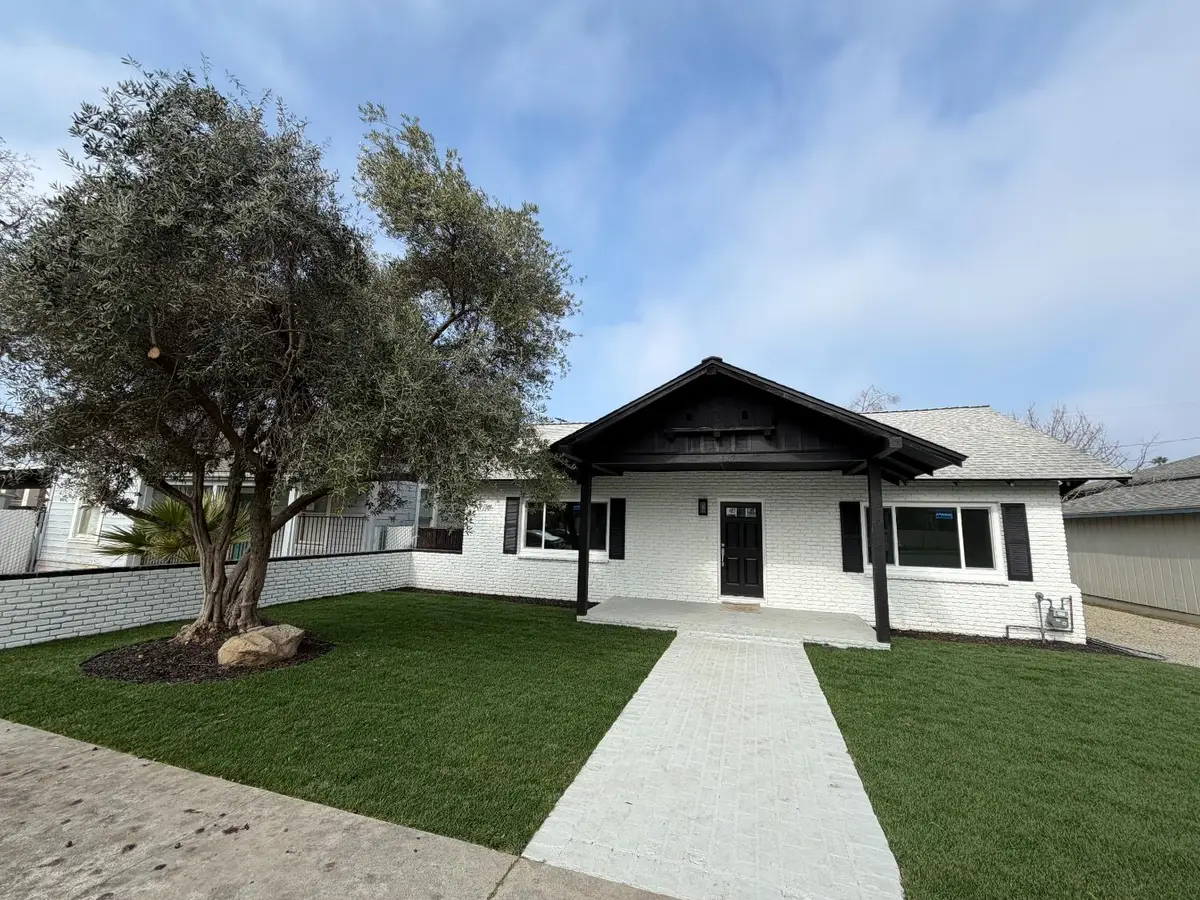 122 E 11th Street, Hanford, CA 93230 - #1