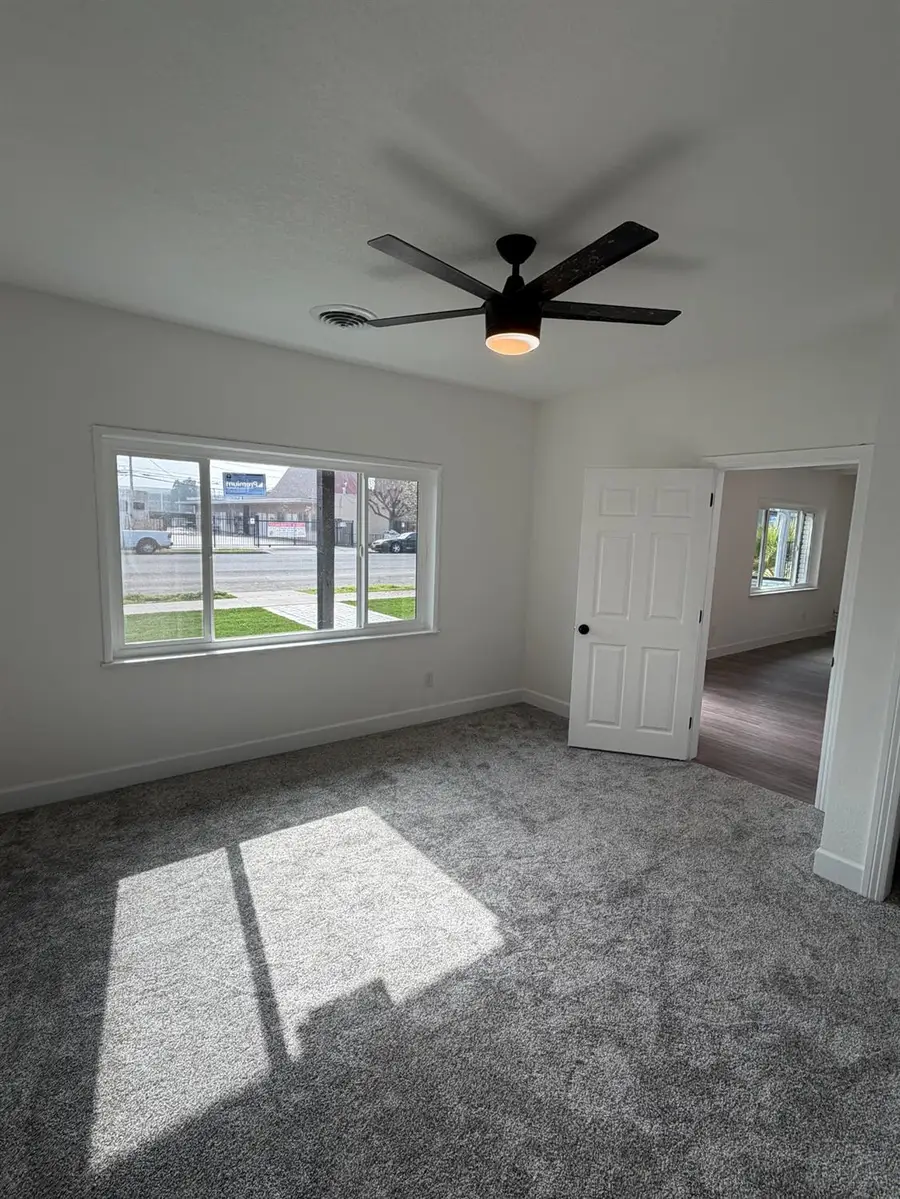 122 E 11th Street, Hanford, CA 93230 - #3