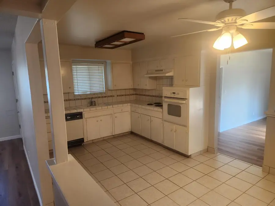 904 W Santa Ana Avenue, Clovis, CA 93612 - Image #2