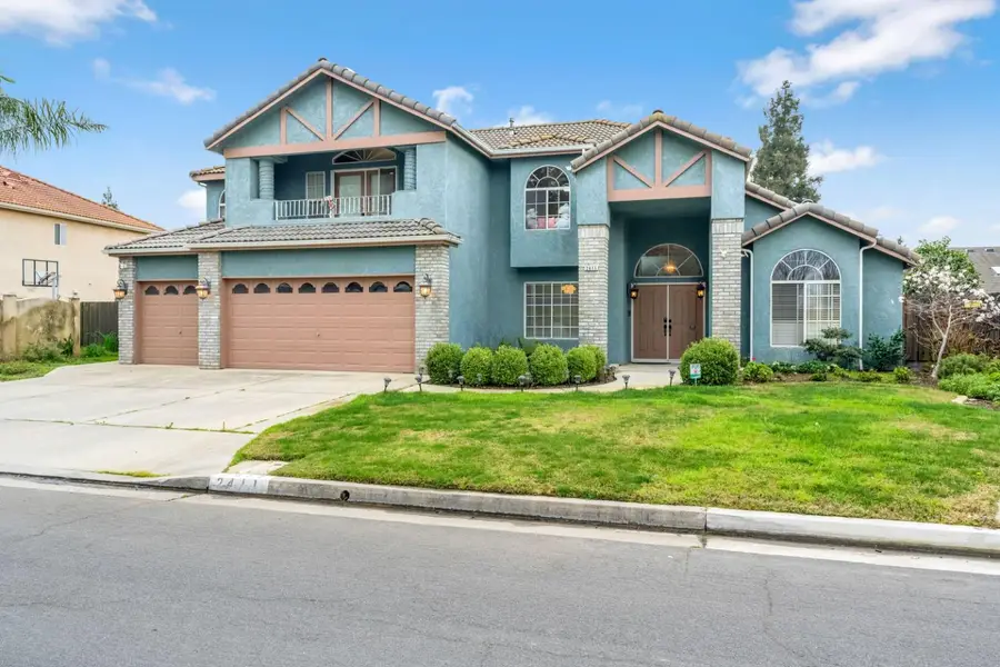 2411 E Salem Avenue, Fresno, CA 93720 - #2