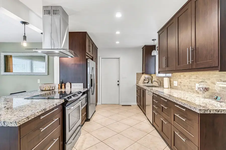 172 W Scott Avenue, Fresno, CA 93704 - #3