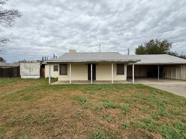 207 Howard Street, Clovis, CA 93612 - #2