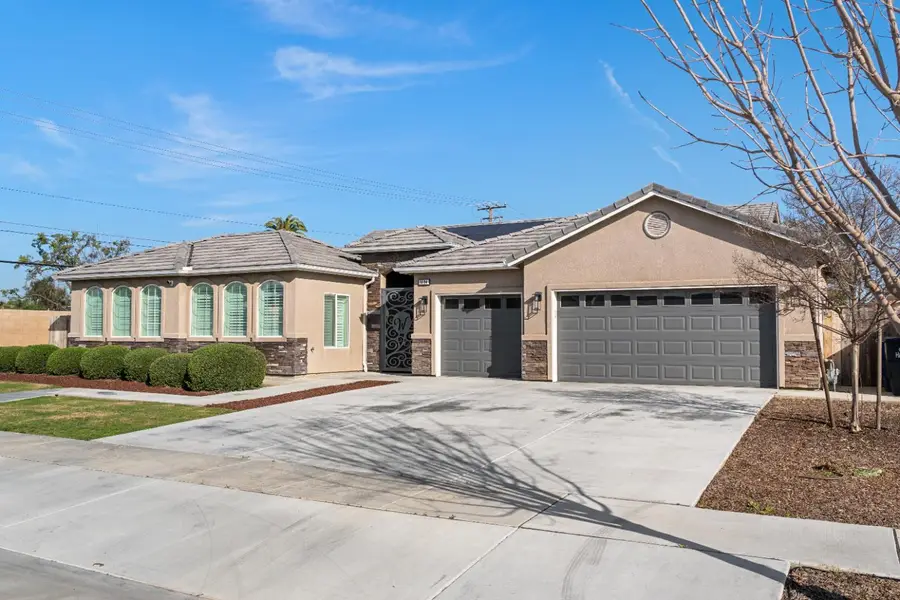1684 W Berkshire Lane, Hanford, CA 93230 - #2