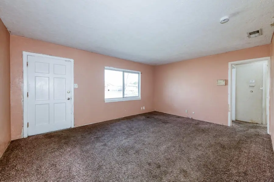 122 E Eden Avenue, Fresno, CA 93706 - #2