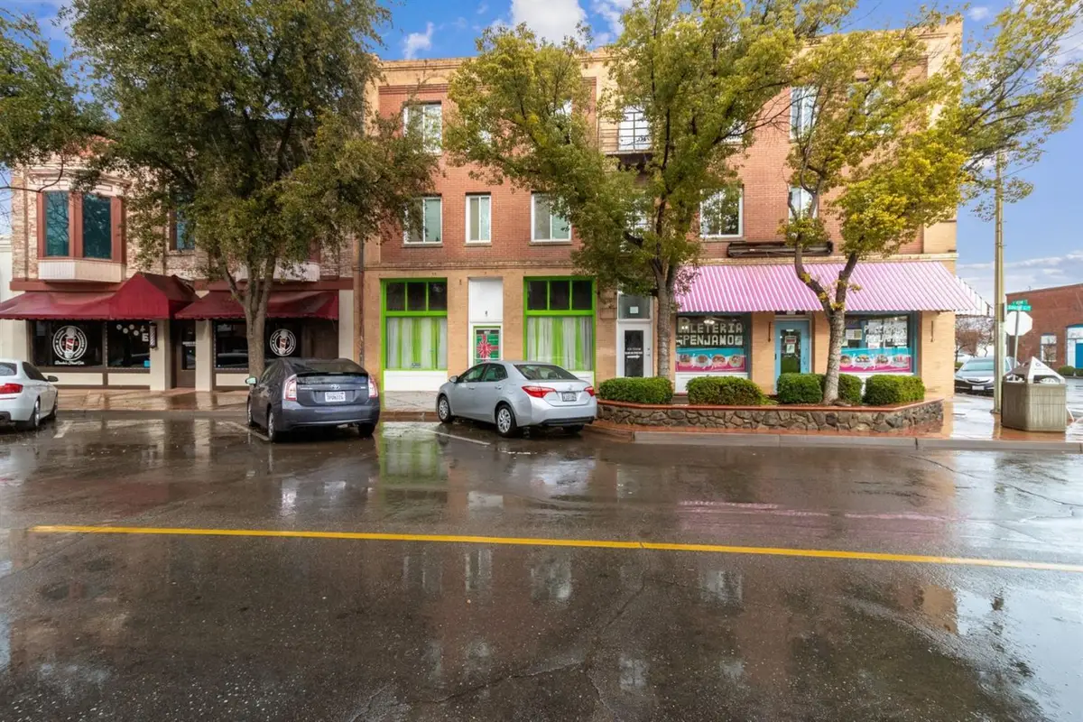 186 S L St, Dinuba, CA 93618 - #1