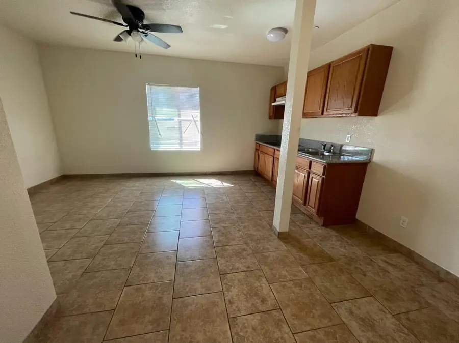 186 S L St, Dinuba, CA 93618 - #3