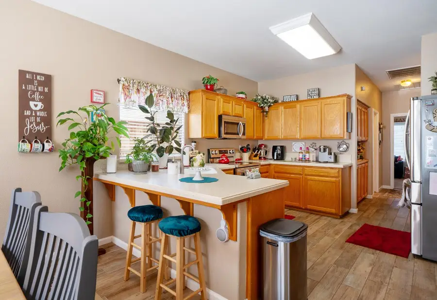 596 W Sunset Street, Kingsburg, CA 93631 - #2