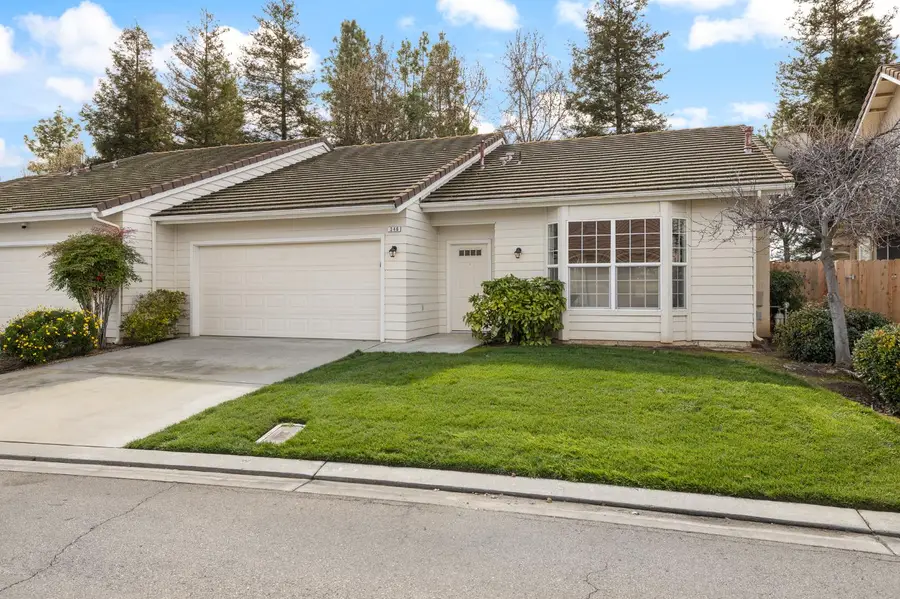 346 Village Drive, Dinuba, CA 93618 - #2