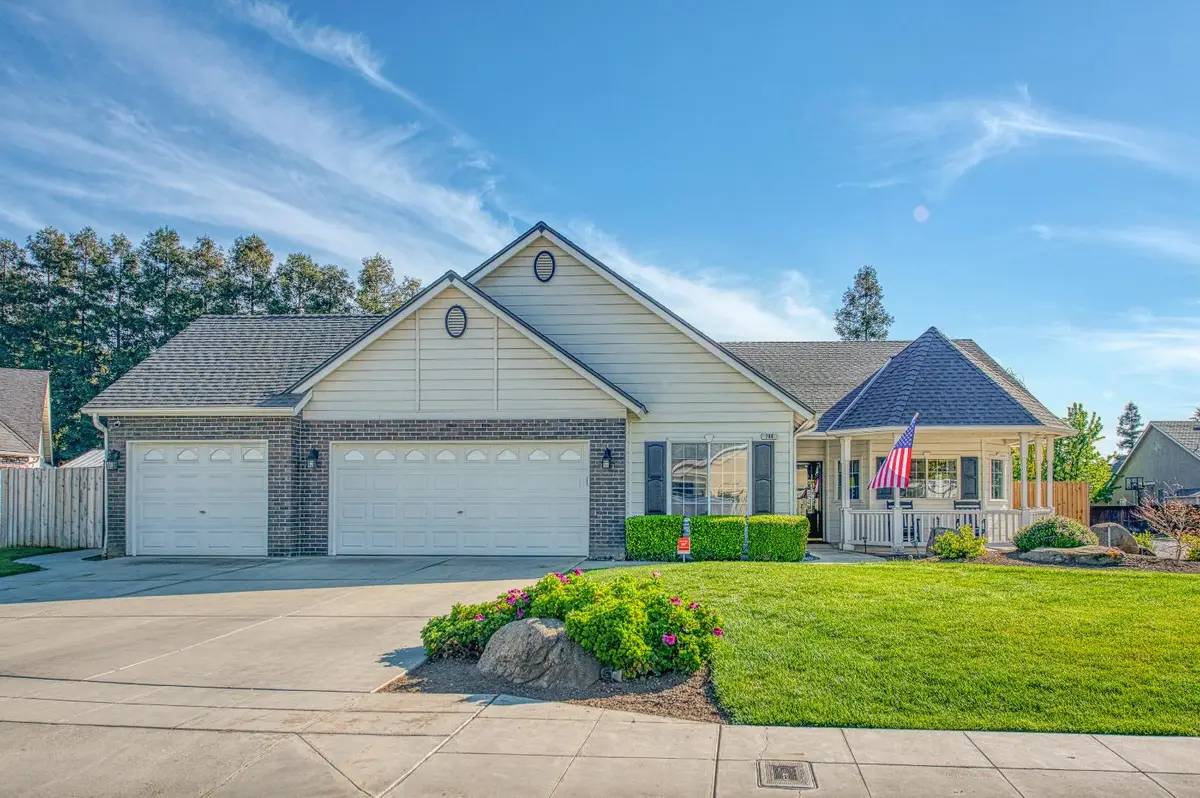 290 W Loyola Avenue, Clovis, CA 93619 - #1