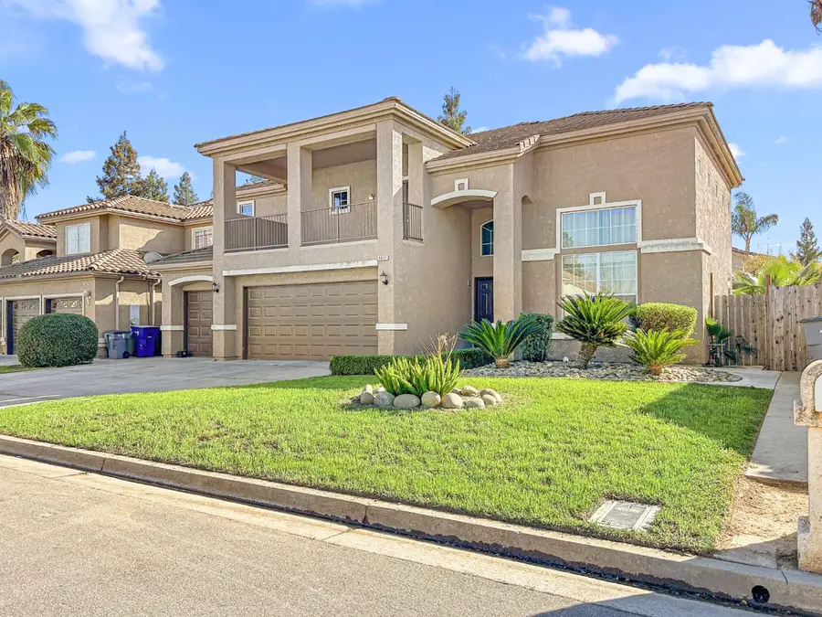 5811 W Cromwell Avenue, Fresno, CA 93722 - #2