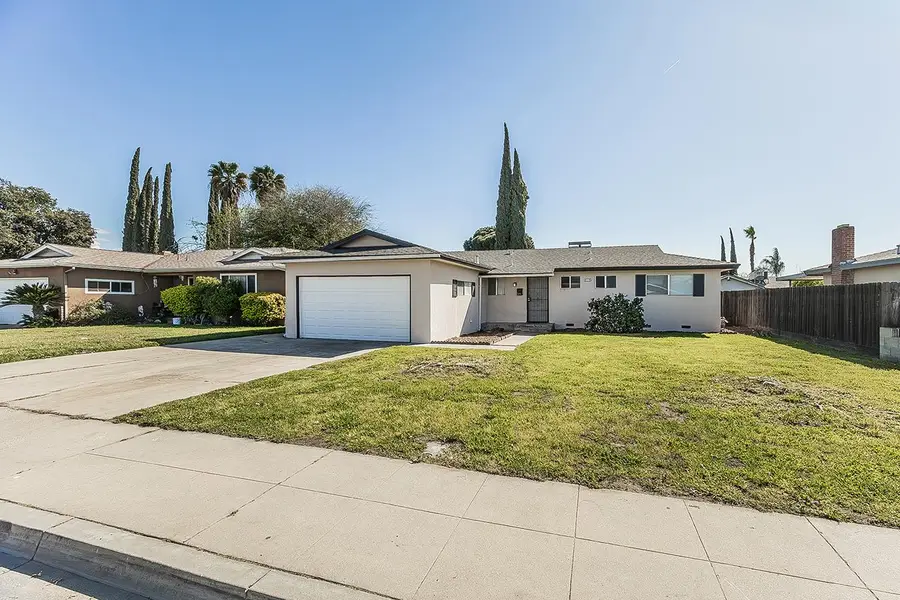 916 W Holland Avenue, Clovis, CA 93612 - #2