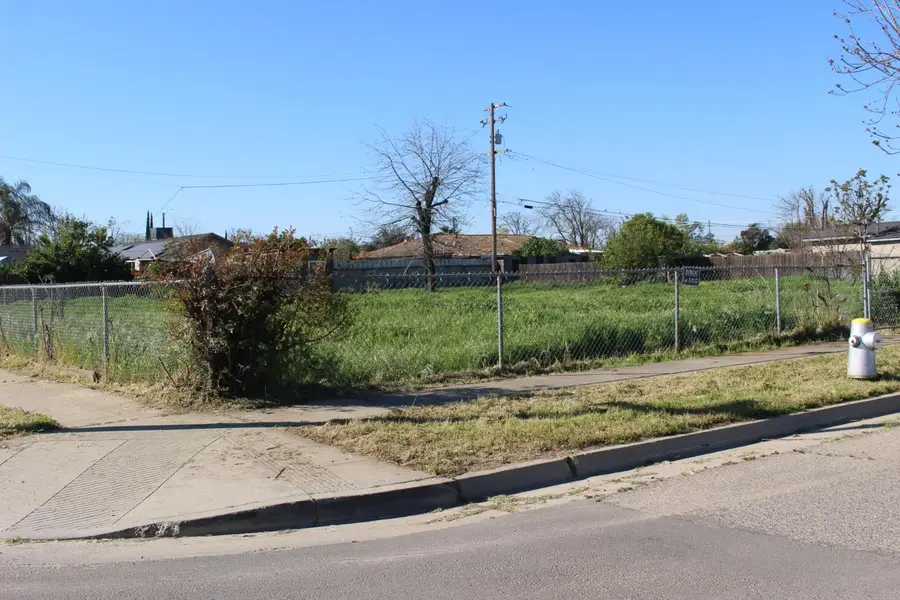 412 E Grove Avenue, Fresno, CA 93706 - #2