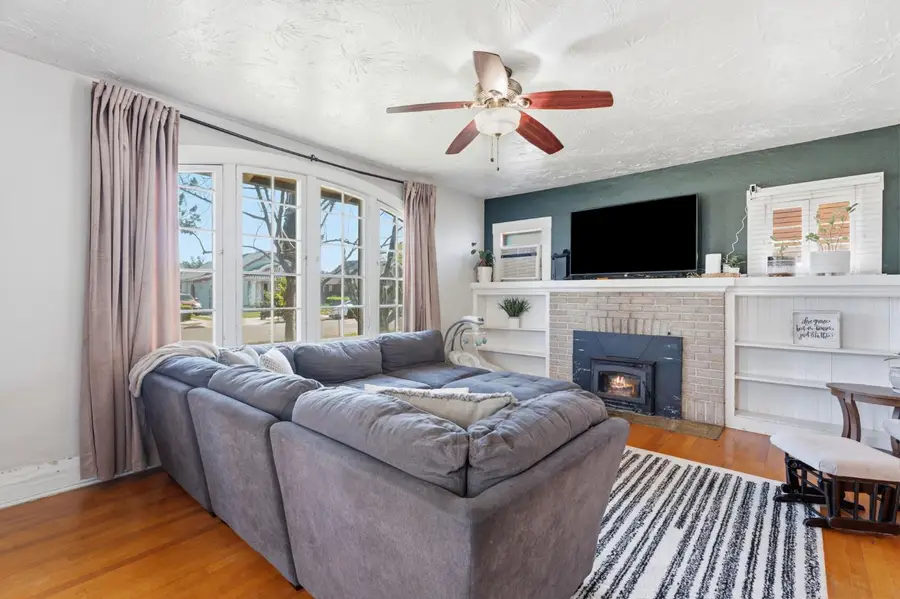 1727 N Vagedes Avenue, Fresno, CA 93705 - #2