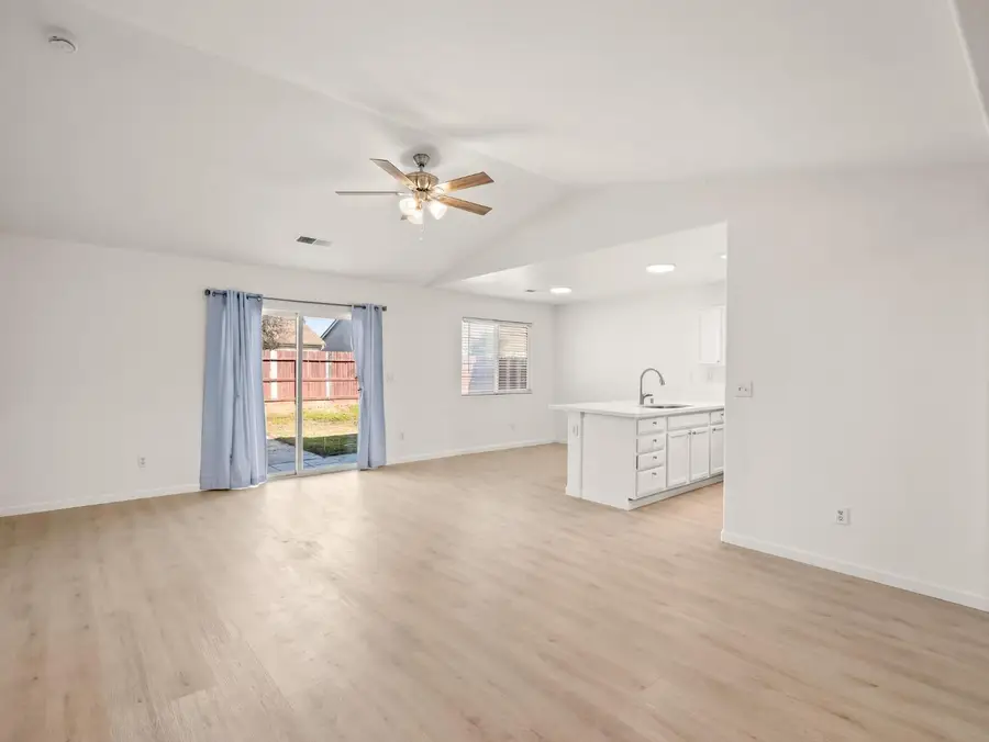 4068 W Weldon Avenue, Fresno, CA 93722 - #3