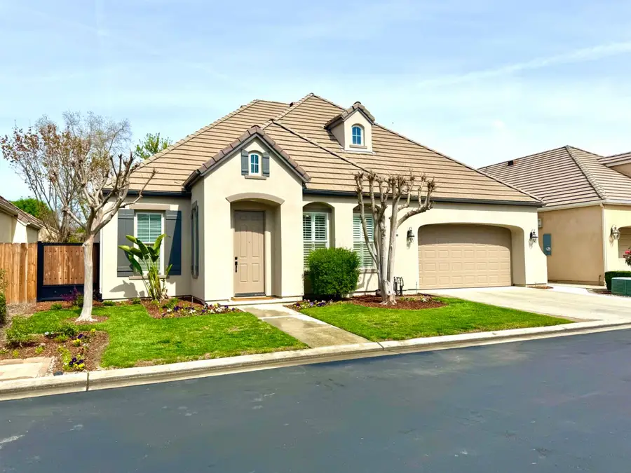 77 W Lester Avenue, Clovis, CA 93619 - #2