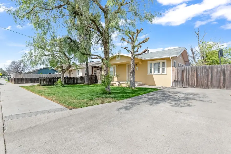 414 W Cameron Street, Hanford, CA 93230 - #2