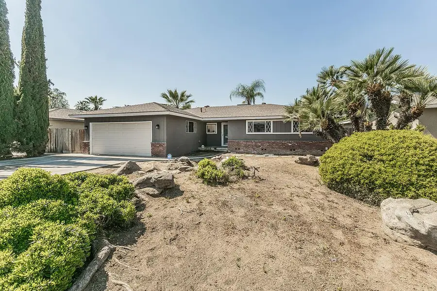 1375 S Cyrier Avenue, Reedley, CA 93654 - #2