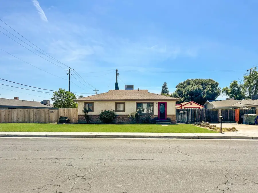 560 W Stuart Avenue, Clovis, CA 93612 - #2