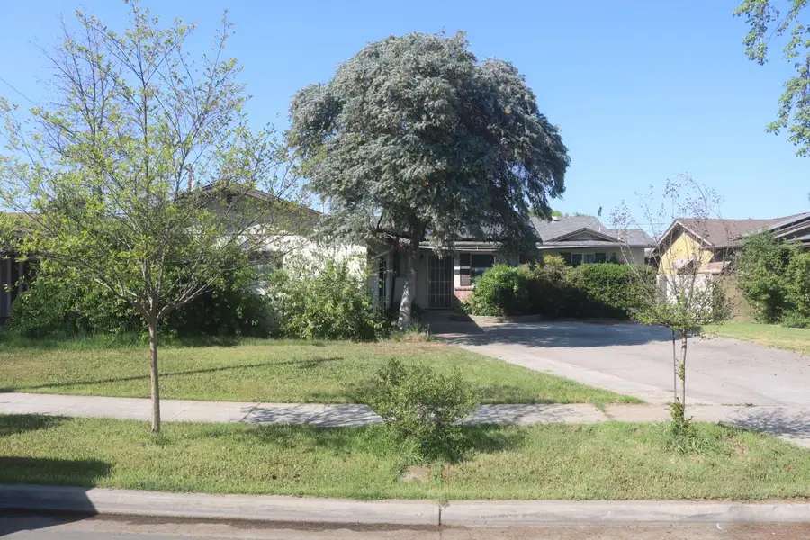 2807 E Garland Avenue, Fresno, CA 93726 - #2