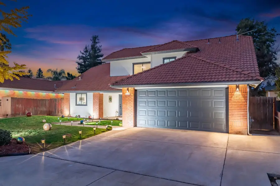 2094 E El Paso Avenue, Fresno, CA 93720 - #2