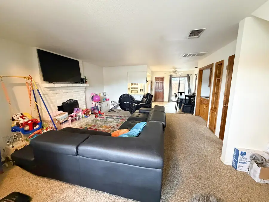 505 S Del Norte Avenue, Kerman, CA 93630 - #3