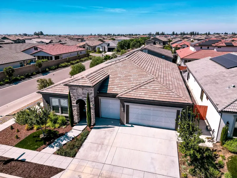 2785 N Armstrong Avenue, Fresno, CA 93727 - #2