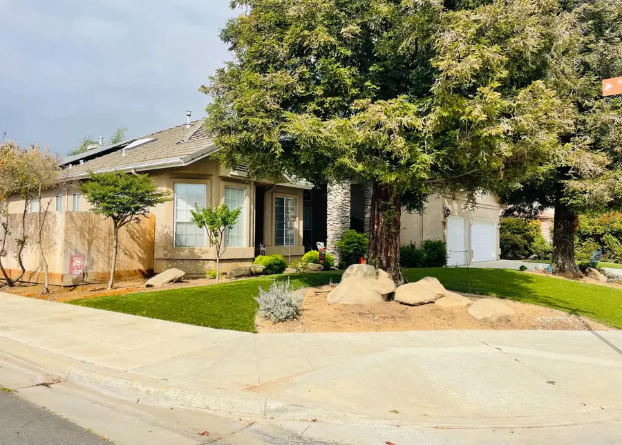 563 W Omaha Avenue, Clovis, CA 93619 - #3