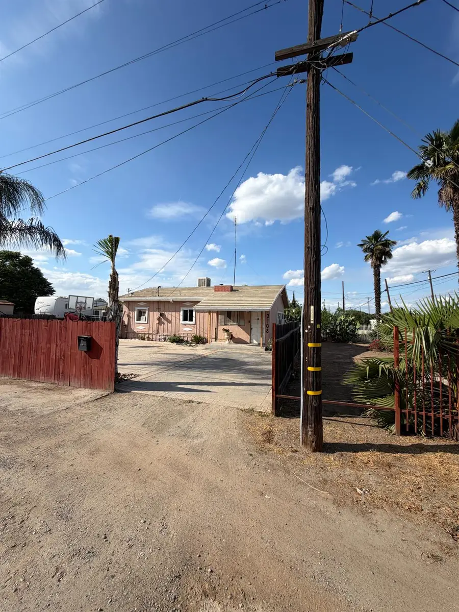 2108 W Dennett Avenue, Fresno, CA 93728 - #2