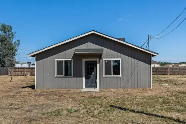 2557 E Stanford Avenue, Pixley, CA 93256